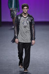 Chaqueta de plástico transparente de Custo Barcelona primavera/verano 2018 en la Madrid Fashion Week