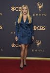 Reese Witherspoon con un blazer vestido en la alfombra roja de los Premios Emmy 2017