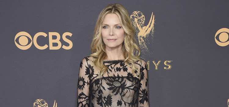 Michelle Pfeiffer con un vestido de Oscar de la Renta en la alfombra roja de los Premios Emmy 2017