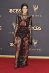 Trasparencias y pedrería de Erin Lim en los Emmy 2017