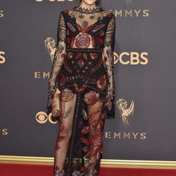 Trasparencias y pedrería de Erin Lim en los Emmy 2017