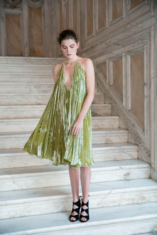 Vestido verde plisado de Antonio García otoño/invierno 2017/2018