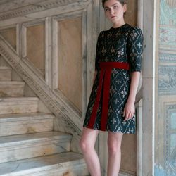 Vestido de estampado geométrico de Antonio García otoño/invierno 2017/2018