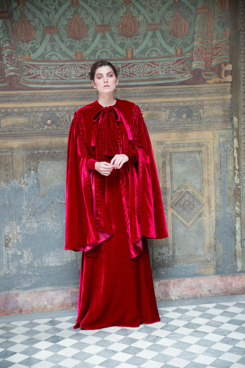 Vestido de terciopelo rojo de Antonio García otoño/invierno 2017/2018
