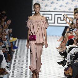 Total look rosa cuarzo de Jorge Vázquez primavera/verano 2018 en la Madrid Fashion Week