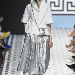Falda metalizada de Jorge Vázquez primavera/verano 2018 en la Madrid Fashion Week
