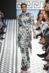 Vestido de flores azules de Jorge Vázquez primavera/verano 2018 en la Madrid Fashion Week