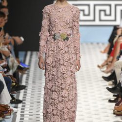Vestido largo rosa de Jorge Vázquez primavera/verano 2018 en la Madrid Fashion Week