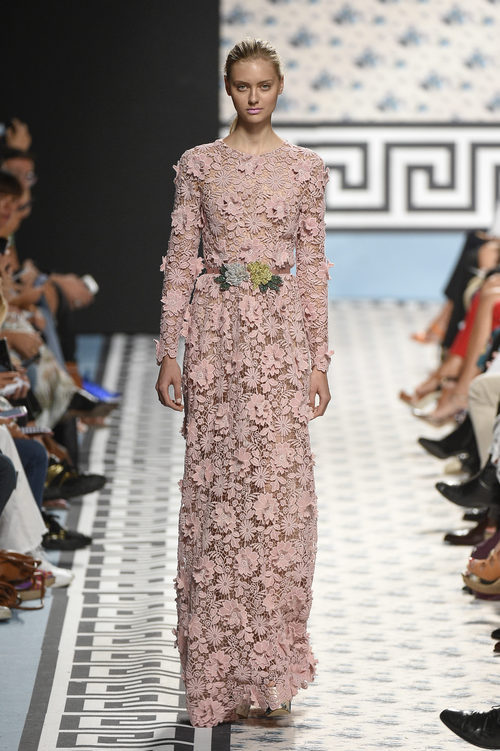 Vestido largo rosa de Jorge Vázquez primavera/verano 2018 en la Madrid Fashion Week