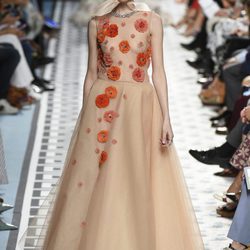 Vestido nude bordado de Jorge Vázquez primavera/verano 2018 en la Madrid Fashion Week