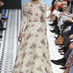 Vestido blanco con flores de Jorge Vázquez primavera/verano 2018 en la Madrid Fashion Week