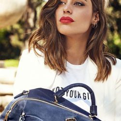 Dulceida con un bolso de la nueva campaña de Carmela otoño/invierno 2017/2018