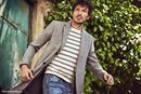 Andrés Velencoso posa en la nueva campaña de Carmela otoño/invierno 2017/2018 con chaqueta gris