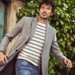 Andrés Velencoso posa en la nueva campaña de Carmela otoño/invierno 2017/2018 con chaqueta gris