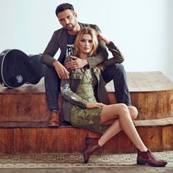 Bregje Heinen y Jesús Castro posan con botines marrones para la campaña de Refres otoño/invierno 2017/2018