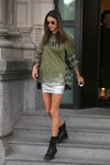 Alessandra Ambrosio luce un street style en Milán
