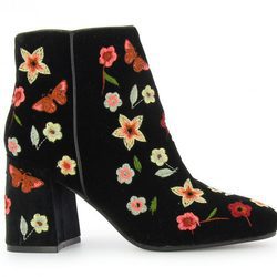 Botines negros con detalle floral de la campaña de Alma en Pena para otoño/invierno 2017/2018