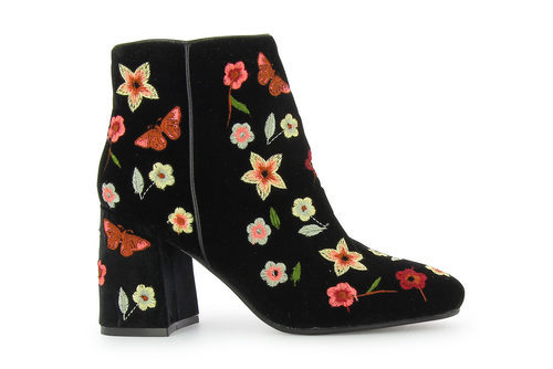 Botines negros con detalle floral de la campaña de Alma en Pena para otoño/invierno 2017/2018