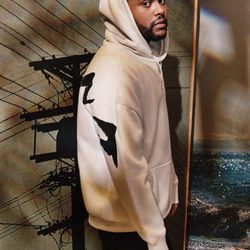 The weeknd posa con una sudadera de color blanco para la nueva colección suya con H&M otoño/invierno 2017/2018