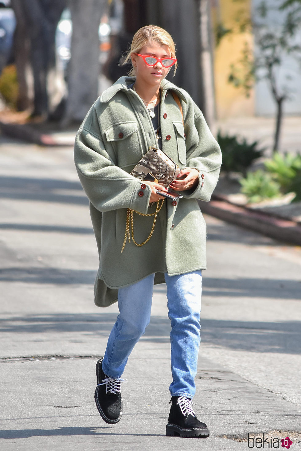 Sofia Richie con maxi vestido verde en California