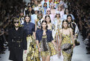 Carrusel final del desfile de Versace en la Milan Fashion Week primavera/verano 2018