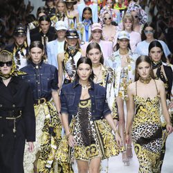 Carrusel final del desfile de Versace en la Milan Fashion Week primavera/verano 2018
