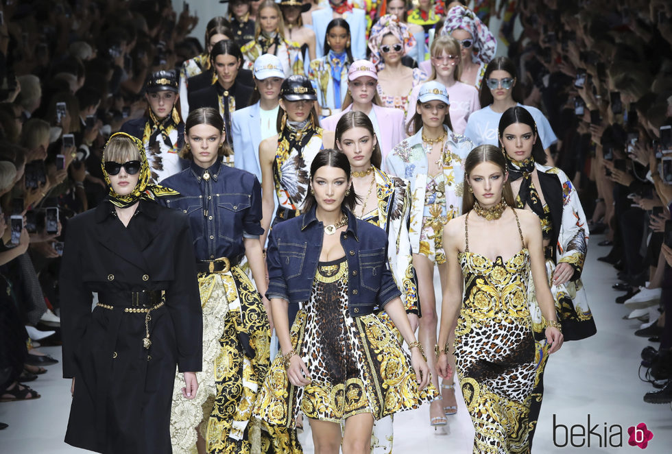 Carrusel final del desfile de Versace en la Milan Fashion Week primavera/verano 2018