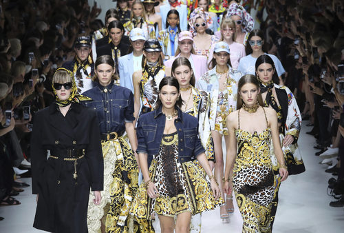 Carrusel final del desfile de Versace en la Milan Fashion Week primavera/verano 2018