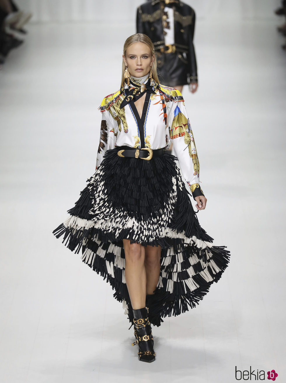 Falda asimétrica de Versace en la Milan Fashion Week primavera/verano 2018