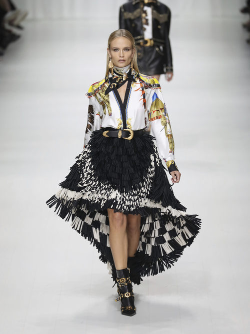 Falda asimétrica de Versace en la Milan Fashion Week primavera/verano 2018