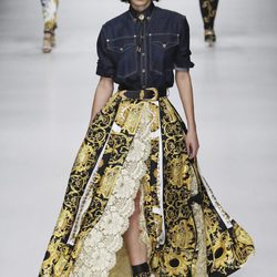 Camisa vaquera de Versace en la Milan Fashion Week primavera/verano 2018