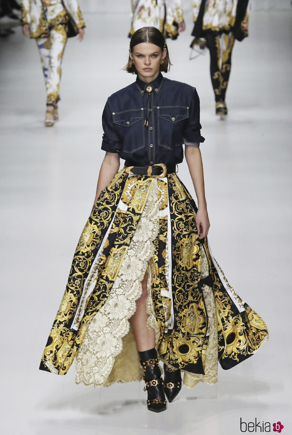 Camisa vaquera de Versace en la Milan Fashion Week primavera/verano 2018