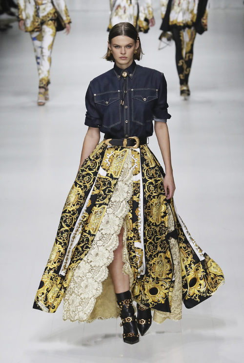 Camisa vaquera de Versace en la Milan Fashion Week primavera/verano 2018