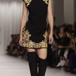 Gigi Hadid desfilando para Versace en la Milan Fashion Week primavera/verano 2018