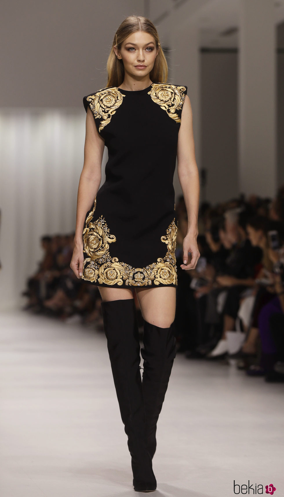 Gigi Hadid desfilando para Versace en la Milan Fashion Week primavera/verano 2018