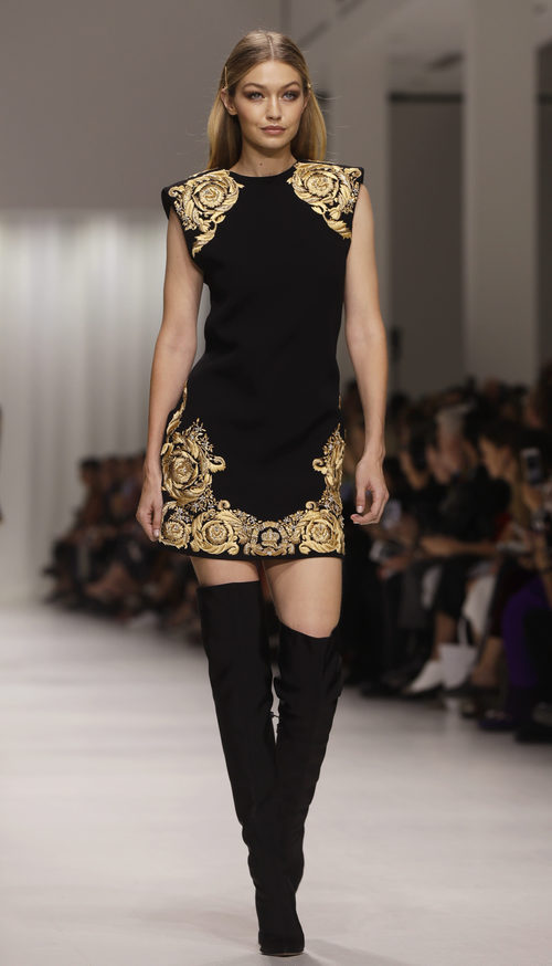 Gigi Hadid desfilando para Versace en la Milan Fashion Week primavera/verano 2018