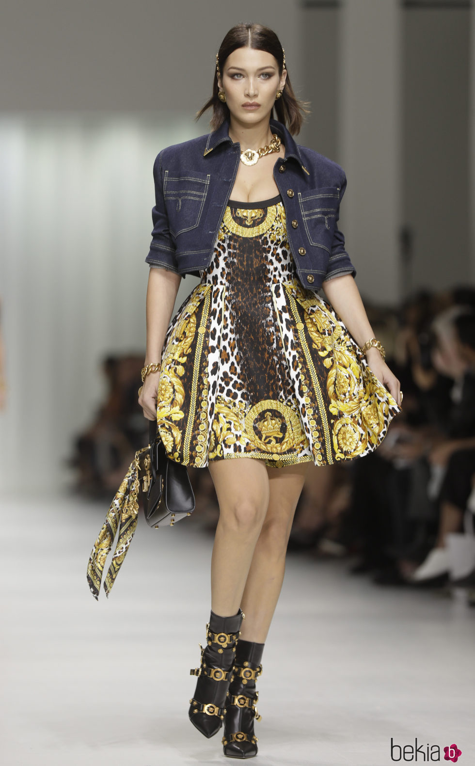 Bella Hadid desfilando para Versace en la Milan Fashion Week primavera/verano 2018