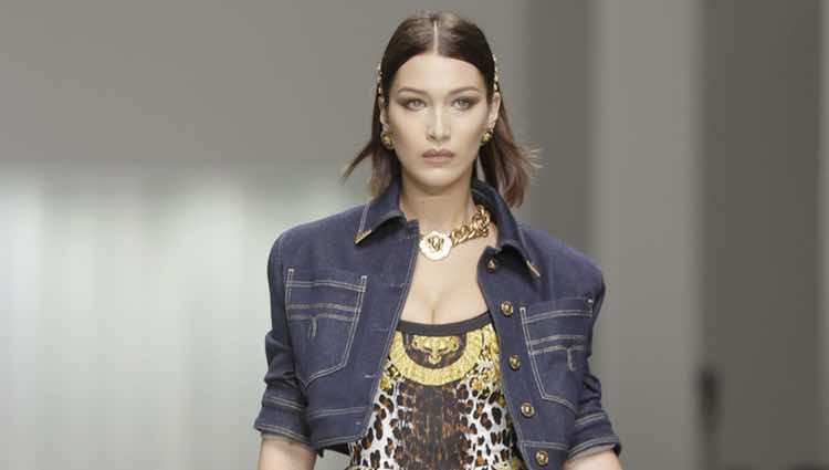 Bella Hadid desfilando para Versace en la Milan Fashion Week primavera/verano 2018