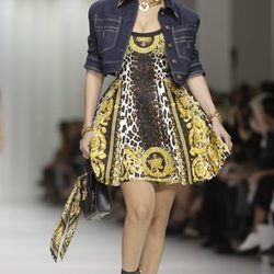 Bella Hadid desfilando para Versace en la Milan Fashion Week primavera/verano 2018