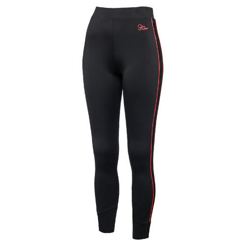 Pantalones negros con raya roja de la nueva colección de PUMA con Sophia Webster de otoño/invierno 2017/2018