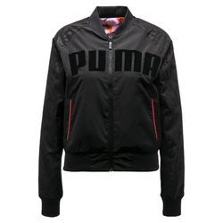 Chaqueta negra con rayas rojas en los bolsillos de la nueva colección de PUMA con Sophia Webster de otoño/invierno 2017/2018