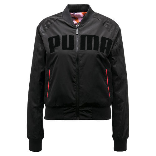Chaqueta negra con rayas rojas en los bolsillos de la nueva colección de PUMA con Sophia Webster de otoño/invierno 2017/2018