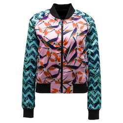 Chaqueta estampados azul y rosa de la nueva colección de PUMA con Sophia Webster de otoño/invierno 2017/2018