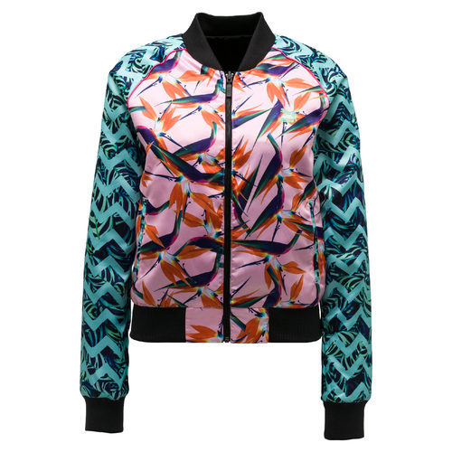 Chaqueta estampados azul y rosa de la nueva colección de PUMA con Sophia Webster de otoño/invierno 2017/2018