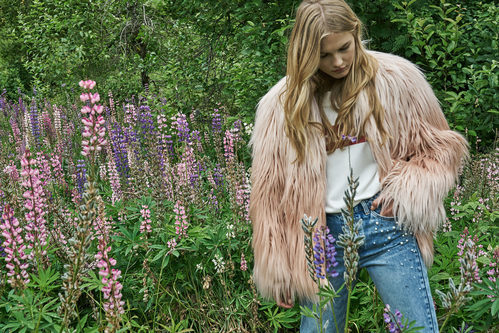 Abrigo pelo rosa de la nueva colección de Stradivarius otoño/invierno 2017/2018