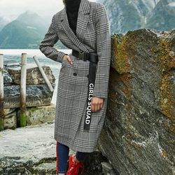 Abrigo largo de cuadros de la nueva colección de Stradivarius otoño/invierno 2017/2018