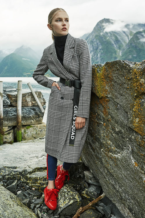 Abrigo largo de cuadros de la nueva colección de Stradivarius otoño/invierno 2017/2018