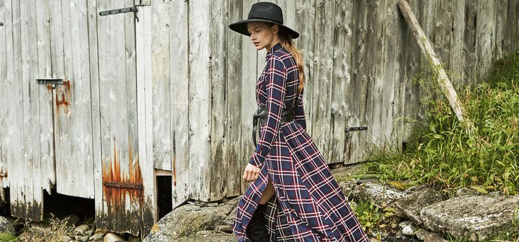 Camisa larga de cuadros y sombrero de la nueva colección de Stradivarius otoño/invierno 2017/2018