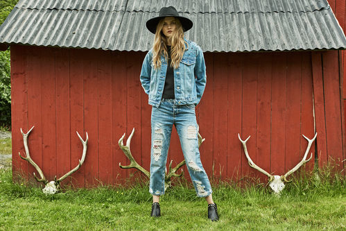 Chaqueta denim con perlas y jeans de la nueva colección de Stradivarius otoño/invierno 2017/2018