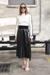 Olivia Palermo luce falda larga de cuero negra en el Front Row del desfile de MGSM